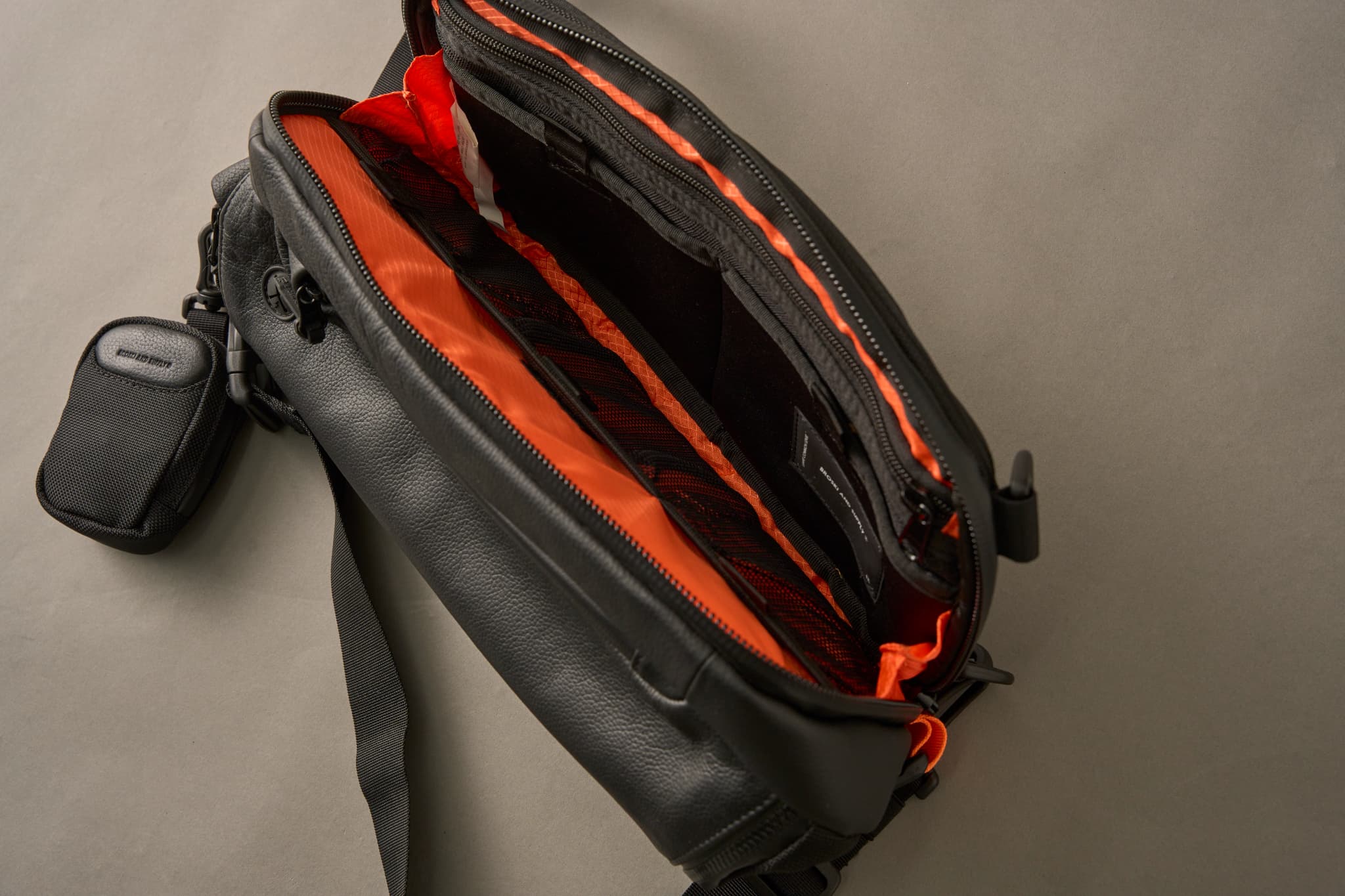Adjust sling multi bag (BLACK×ORANGE)