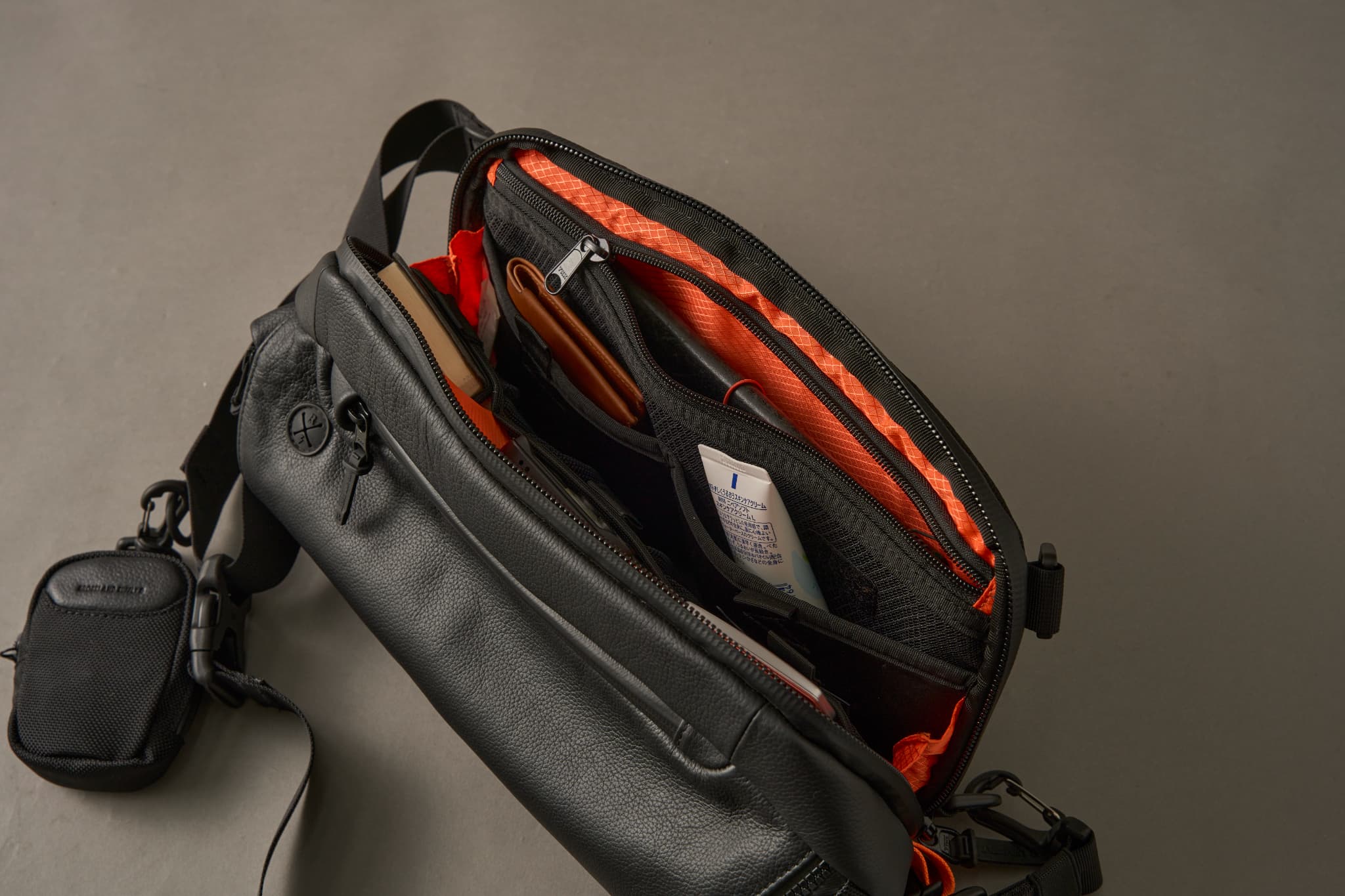 Adjust sling multi bag (BLACK×ORANGE)