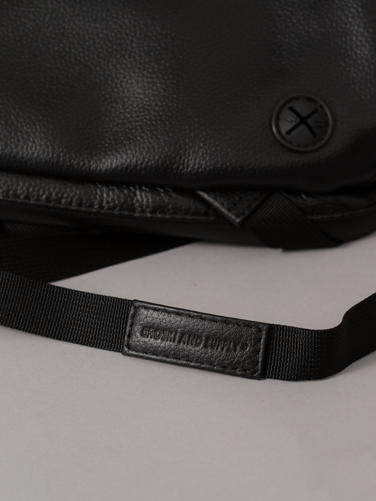 Adjust Multi wallet shoulder